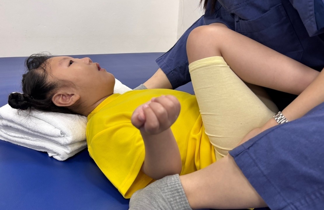 물리치료 중인 해나